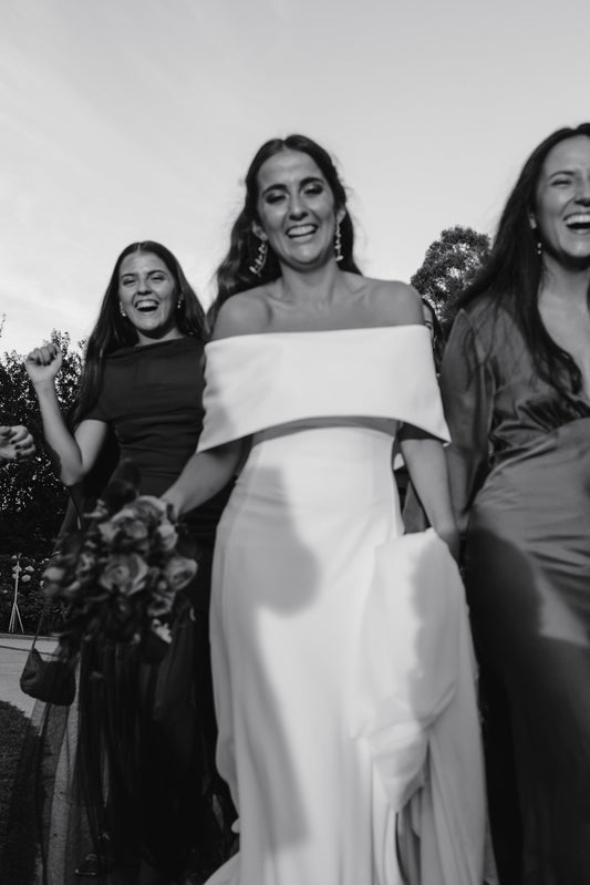 María, una novia con escote barco y perlas